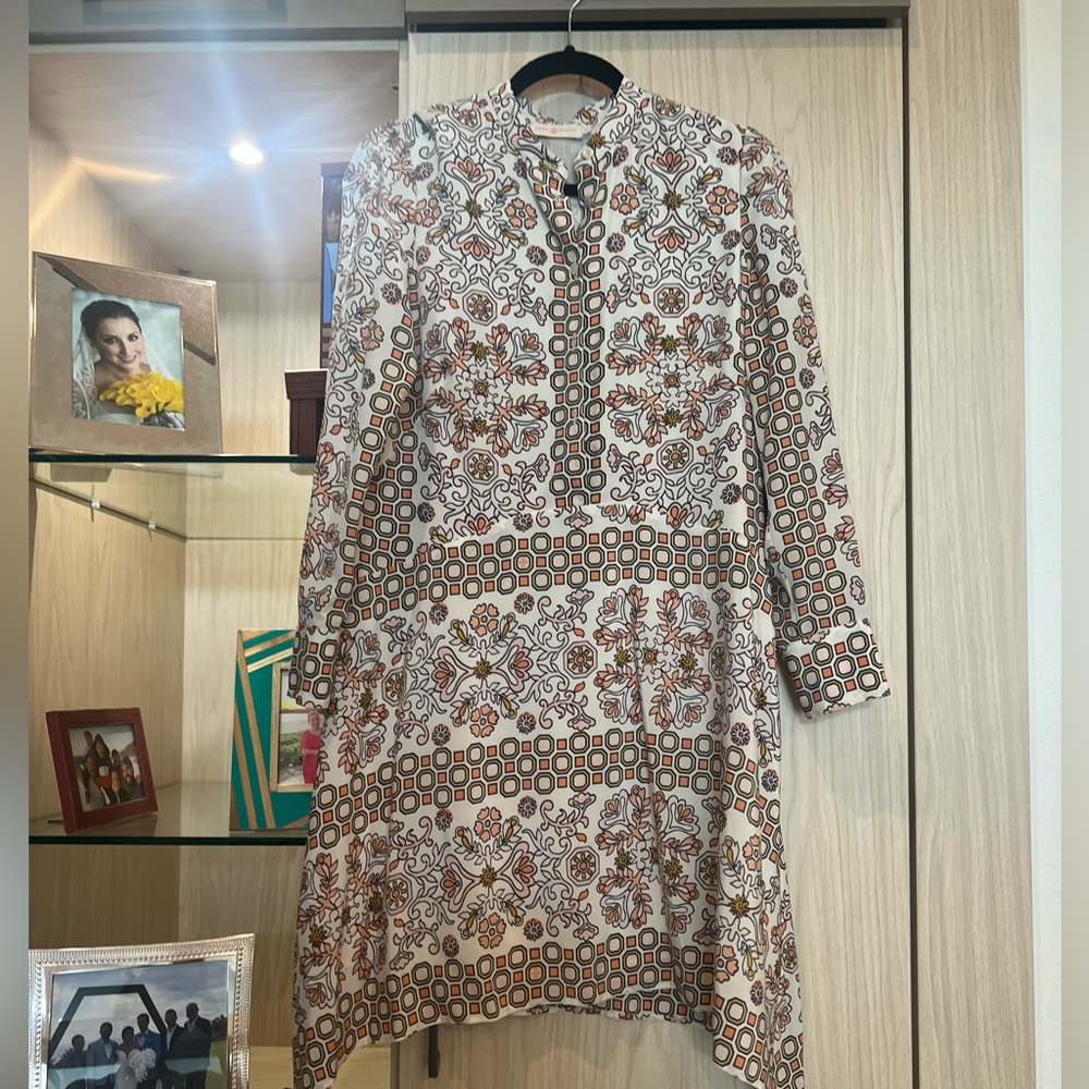 Beautiful flowy Tory Burch silk dress. Perfect for work or going out.